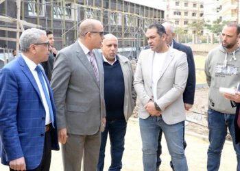 رئيس جامعة المنصورة يتابع ميدانيًّا سير العمل بالمشروعات الإنشائية