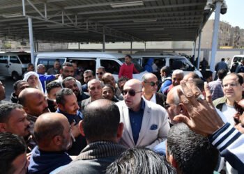 محافظ الفيوم يتفقد عدداً من مواقف سيارات الأجرة .. ويشدد على عدم دفع أي مبالغ...