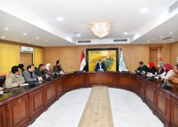نائب محافظ الفيوم يناقش آليات رصد شكاوى المواطنين والتعامل معها
