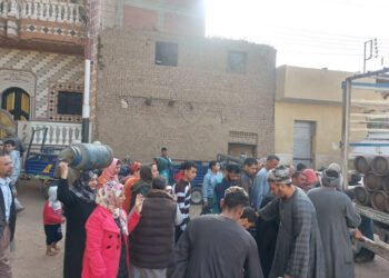 أمام المستودعات من الفجر.. أزمة الأنابيب تشعل غضب المواطنين فى سوهاج وقرارات المحافظ حبر على...
