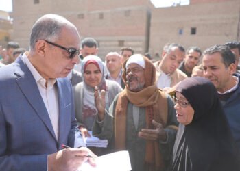 محافظ المنيا يتفقد الحالة العامة بقرية الروضة بملوي ويعاين موقع مدرسة جديدة لتخفيف الكثافة الطلابية