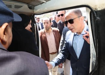 محافظ الجيزة يتفقد موقف السرفيس في ميدان الجيزة للتأكد من الالتزام بتعريفة الركوب الجديدة
