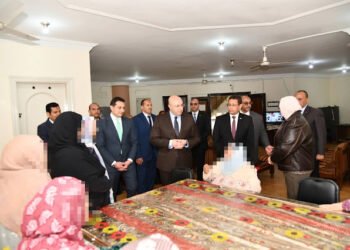 محافظ الفيوم يشارك المسنين احتفالهم بعيد الفطر المبارك