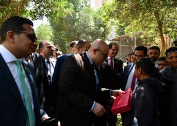 محافظ الفيوم يشارك المواطنين فرحة عيد الفطر.. ويوزع الهدايا على الأطفال بحديقة الحيوان