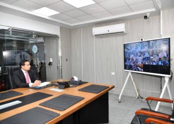 نائب محافظ الفيوم يشارك باجتماع عبر الفيديو كونفرانس لمتابعة التجهيزات التكنولوجية بمجمعات “حياة كريمة” بإطسا...