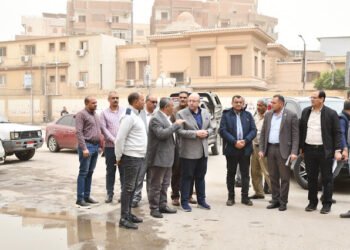 محافظ الفيوم يتابع ميدانياً جهود كسح مياه الأمطار بالعاصمة والطريق الدائري وقرية العدوة.. ويوجه بسرعة...