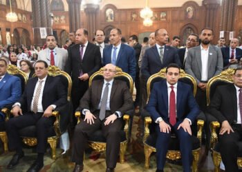 محافظ الفيوم يزور الكنائس لتقديم التهنئة للإخوة الأقباط بعيد القيامة المجيد