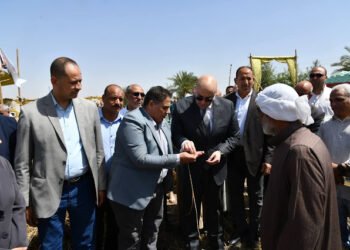 محافظ الفيوم يفتتح موسم حصاد القمح بأحد الحقول الزراعية بقصر رشوان