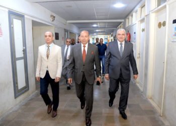 رئيس جامعة المنصورة يتفقد مركز الحفريات الفقارية ويؤكد دعمه لتطويره كمركز بحثي عالمي