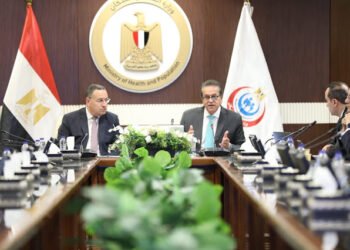 وزيرا الصحة والتعليم العالي يبحثان تعزيز التعاون الاستراتيجي لدعم منظومة التأمين الصحي الشامل