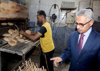 محافظ بني سويف يُفاجئ مخبز الحمرايا ويتأكد من جودة ووزن الخبز واستطلاع آراء المواطنين