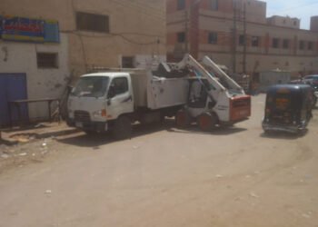 حفاظا على صحة المواطنين.. حملات مكثفة لرفع القمامة بقرية الصلعا فى سوهاج (صور)