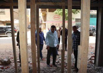 محافظ القليوبية يشن جولة مفاجئة بشرق شبرا الخيمة ويقيل مدير تنظيم الحي ويوجه بإدراج الأبراج...