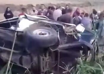 مصرع شخصين وإصابة 10 آخرين إثر حادث تصادم سيارة “ميكروباص” بعمود إنارة بطريق أبو جندير...