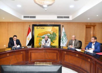 محافظ الفيوم يتابع معدلات الأداء بملف تقنين أراضي أملاك الدولة