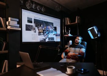 محمد أبو عوف.. من شغف الصورة إلى تأسيس B.bold كأحد الأسماء الصاعدة في صناعة الإعلام...