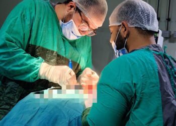 فريق طبي بمستشفى الفشن المركزي ببني سويف ينجح فى إجراء جراحة دقيقة ومعقدة لتثبيت الفقرات...