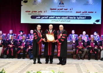محافظ الفيوم ورئيس الجامعة يشهدان الاحتفال بعيد العلم الثامن عشر