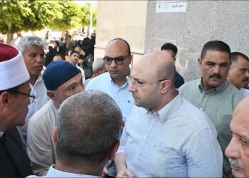 محافظ الفيوم يستمع لشكاوى عدد من المواطنين عقب صلاة الجمعة بمسجد أبو داوود .. ويوجه...