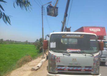 صيانة وتركيب كشافات جديدة لرفع كفاءة منظومة الإنارة بقرية الصلعا فى سوهاج