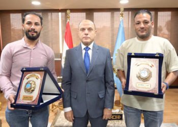 بعد موقفٌ إنساني جسّد شهامة أبناء الغربية وأصالة المصريين.. محافظ الغربية يكرّم بطلي إنقاذ أسرة...
