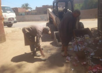 حملة نظافة مكبرة لرفع كفاءة الشوارع وتحسين البيئة بقرية الصلعا فى سوهاج