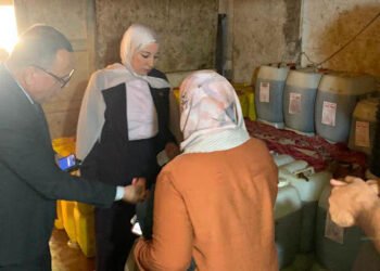 ضبط 9.5 طن زيوت مجهولة المصدر داخل مصنع غير مرخص لتعبئة الزيوت في الدقهلية