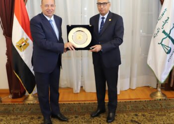 شريف خاطر يهدي درع جامعة المنصورة لرئيس مجلس الدولة ويبحثان تعزيز التعاون الأكاديمي والقانوني