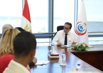 وزير الصحة يبحث مع الأهلية هيلث كير التوسع في جراحات استبدال المفاصل بتقنية الروبوت