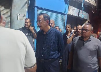 محافظ سوهاج ومدير الأمن يتفقدان موقع انهيار جزئي لمنزل بشارع السوق القديم .. ومصرع طفل...