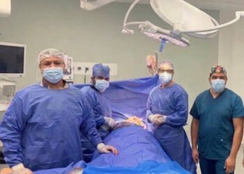 فريق جراحة القلب والصدر بمستشفى الطوارئ الجامعي بسوهاج ينقذ حياة مصاب بطعنة نافذة بالصدر