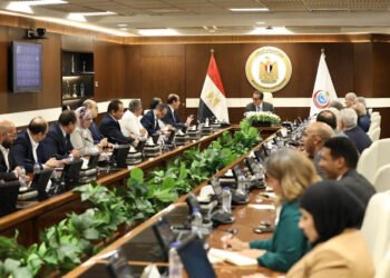 وزير الصحة يترأس الاجتماع الدوري لقيادات الوزارة لمتابعة سير العمل بمختلف الملفات