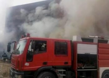 السيطرة على حريق بمخزن كرتون بالمنطقة الصناعية بكوم اوشيم في الفيوم دون إصابات