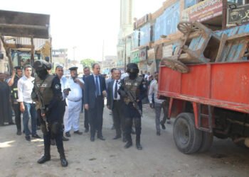 مدير أمن سوهاج يقود حملة مرافق مكبرة بالشوارع والميادين
