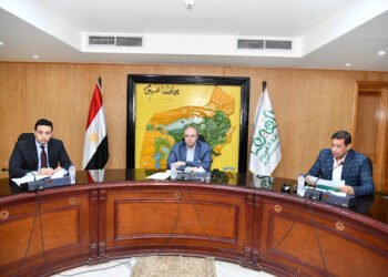 محافظ الفيوم يتابع معدلات الآداء بملف تقنين أراضي أملاك الدولة.. ويشدد على تسريع وتيرة العمل...