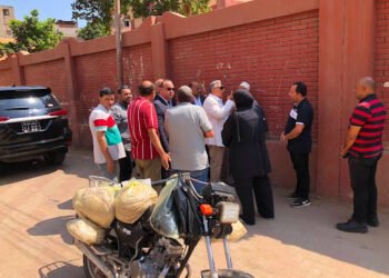 محافظ الدقهلية خلال جولته الصباحية بمدينة أجا.. يستوقف موتوسيكل يحمل كميات كبيرة من الخبز المدعم...